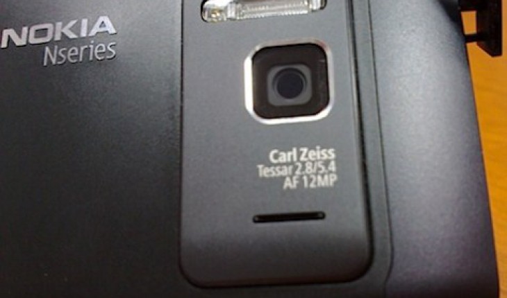 Video tutorial: Come installare lenti macro sul Nokia N8