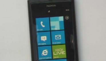 Stephen Elop mostra un prototipo del Nokia Windows Phone