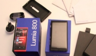 Nokia Lumia 800 Unboxing (video)