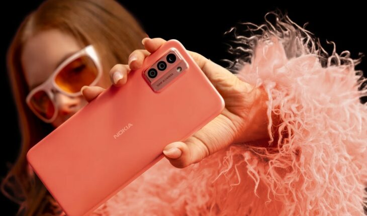 Nokia G22 disponibile nella variante So Peach con Nokia Comfort Earbuds + a 180 Euro